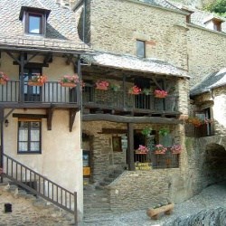 Les randonnées pédestres en Aveyron passent par le village de Belcastel